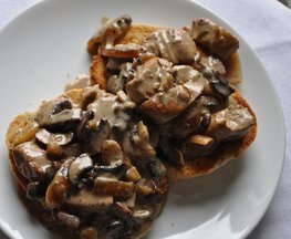 Chicken_with_mushroom_sauce_on_toast_food52