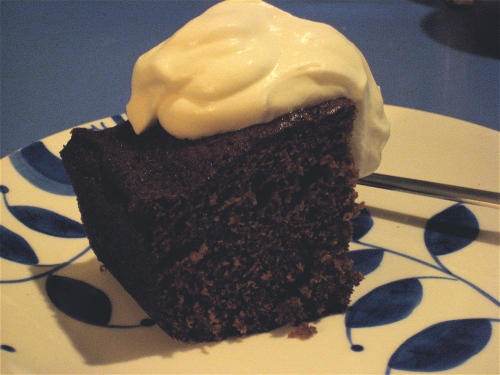 Gingerbread with burned caramel sauce