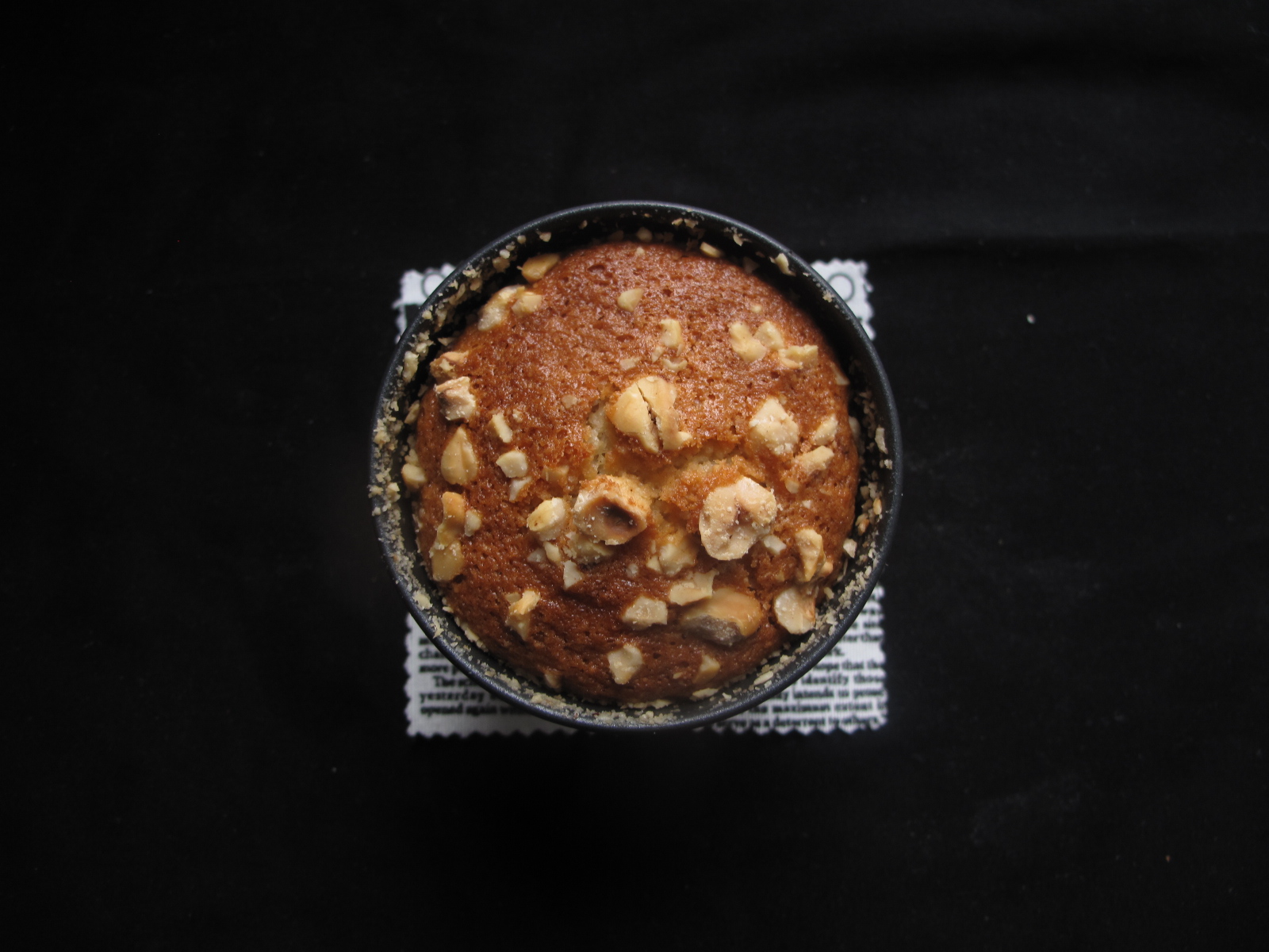 Apple and hazelnut sponge