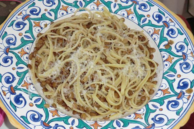 Linguine with lentils simmered in white wine