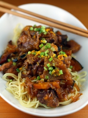 Asian_short_ribs_with_ramen_noodles