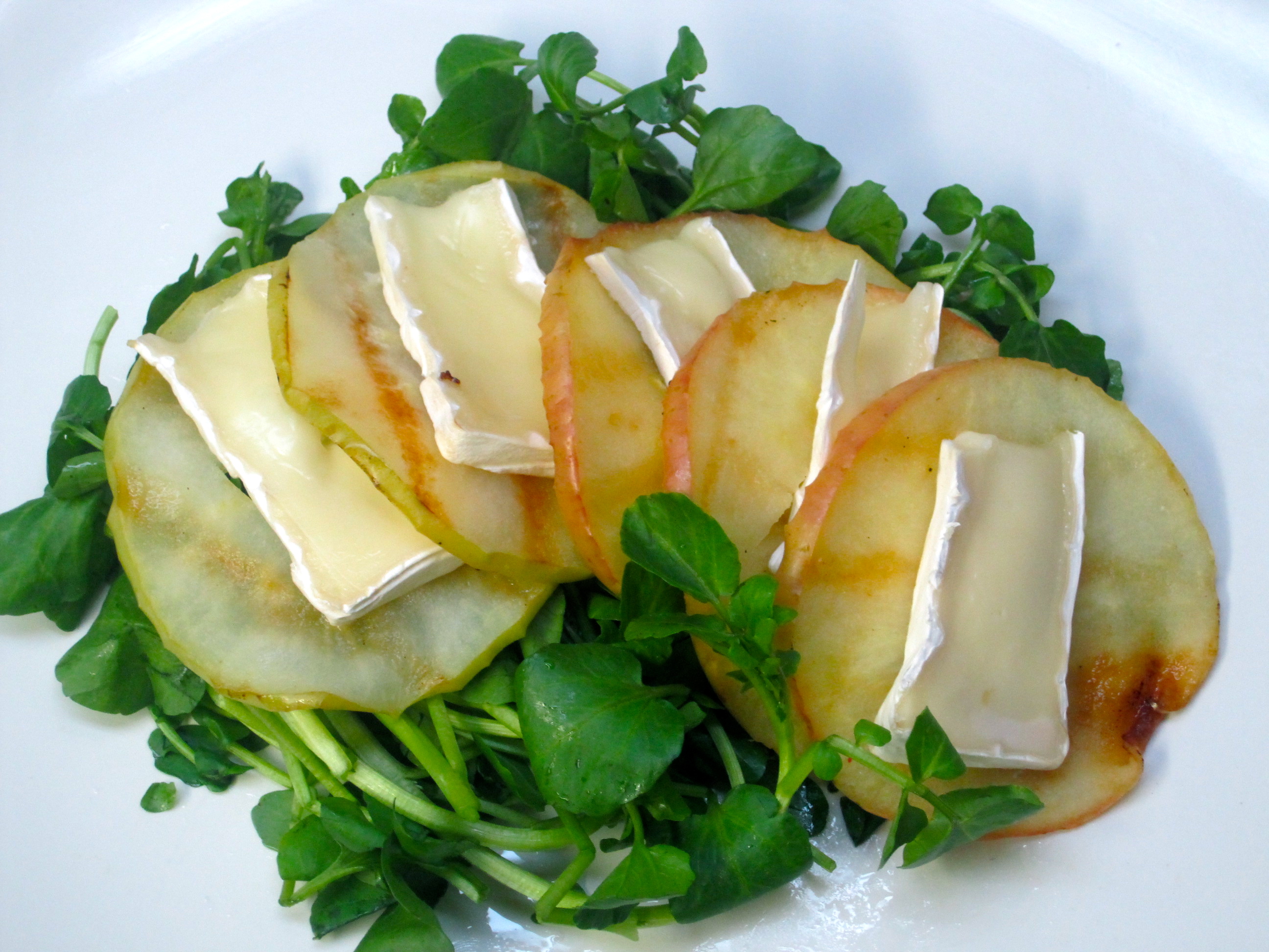 Insalata ai Mela ferri e Caldo Camembert 