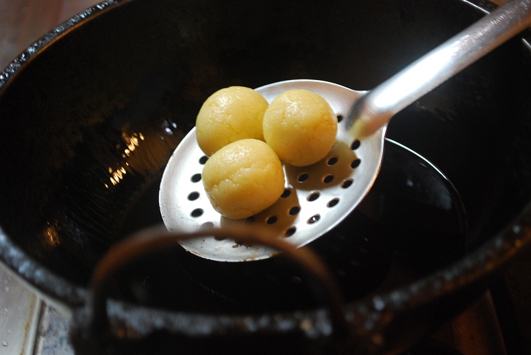 Gulab Jamun with Milk powder (Indian Pudding)