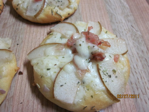Pear_tarts_with_crescent_roll_base_003