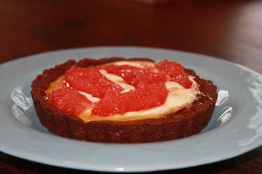 Caramel grapefruit tartlets with mascarpone cream and a chocolate-hazelnut crust