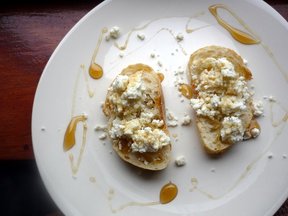 Ricotta_crostini
