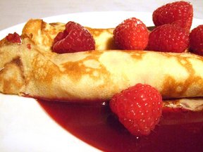 Ricotta_filled_crepes_with_raspberry_sauce_march2011-2
