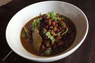 Black chickpea stew