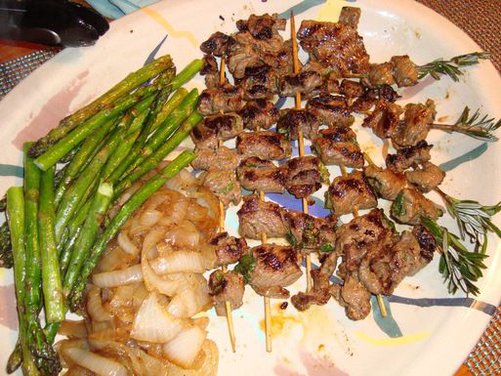 Herbed Beef Skewers with Horseradish Cream