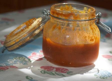Vanilla scented sour apricot preserves