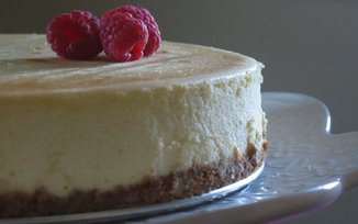Vanilla Cheesecake with Raspberry Sauce