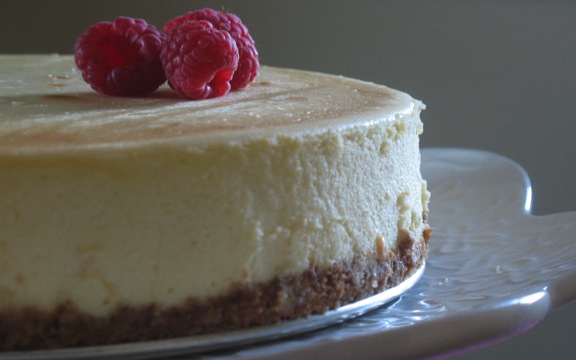 Vanilla Cheesecake with Raspberry Sauce