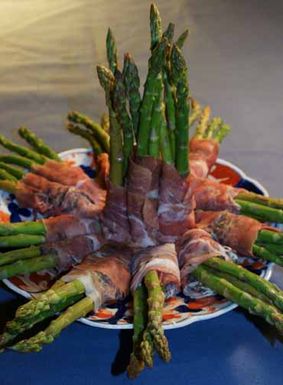 Asparagus_rolled_in_prosciutto--b