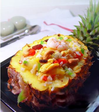 Baked pineapple fried rice with cashew nuts