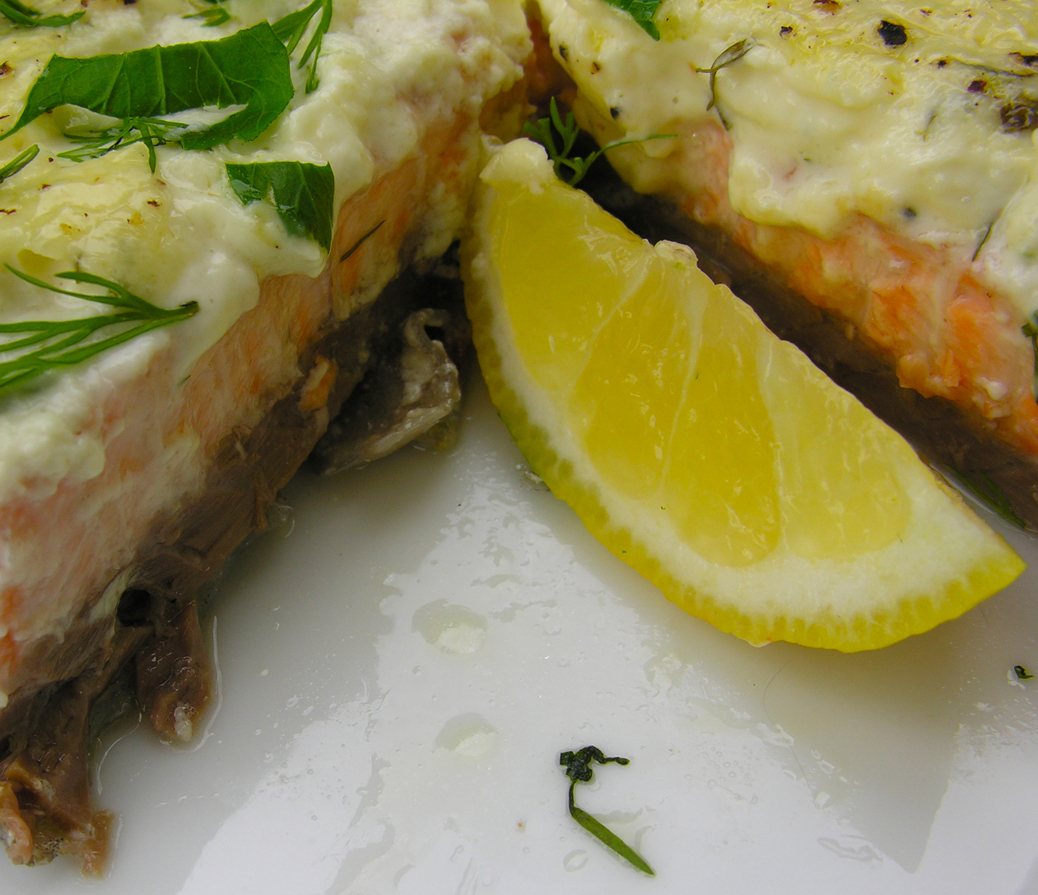 Salmon baked with aioli and sour cream