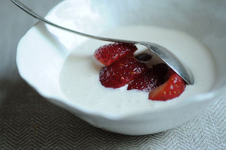 Fresh_strawberries_in_a_pink_cloud