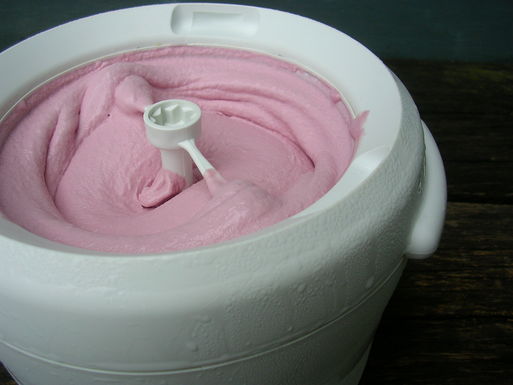 Raspberry_frozen_yogurt
