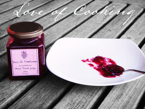 Raspberry_jam_on_table_food_52