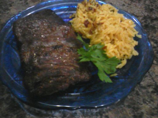 Flank_steak_and_yellow_rice_1