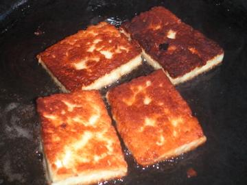 Fried Halloumi Cheese with Sweet Chili Sauce