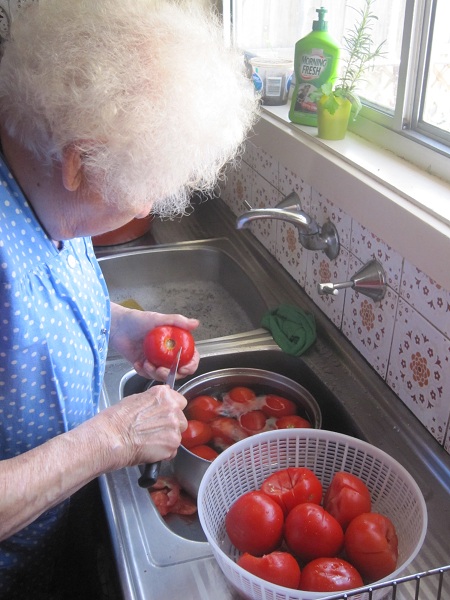 Nonna's fresh tomato sauce for pasta
