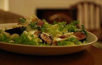 Warm_fig_and_blue_cheese_salad