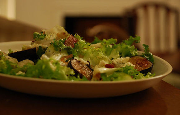 Warm_fig_and_blue_cheese_salad