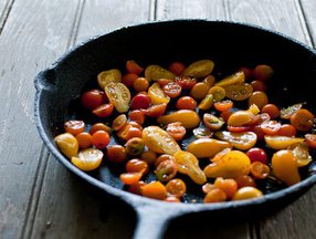 Small_tomatoes_in_pan