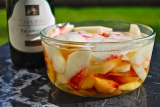 Pesche al vino bianco