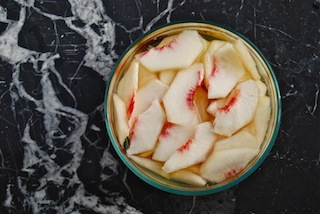 Pesche al vino bianco