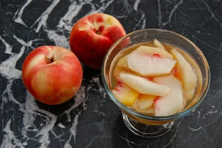 Pesche al vino bianco