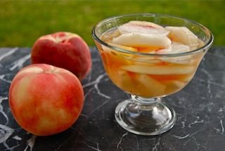 Pesche al vino bianco