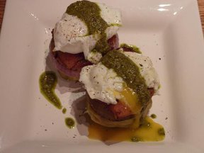 Eggs_benedict_with_artichoke_bottomes_medium