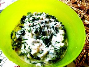 Creamy Yogurt Spinach Curry with Ginger and Black Pepper