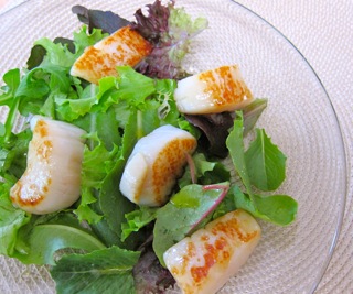 Caramelized Scallops with Baby Greens and Lemon Vinaigrette
