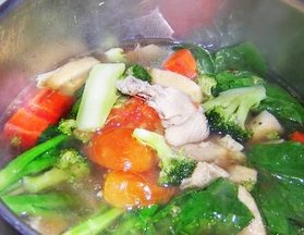 CHICKEN NOODLE SOUP WITH VEGGIES