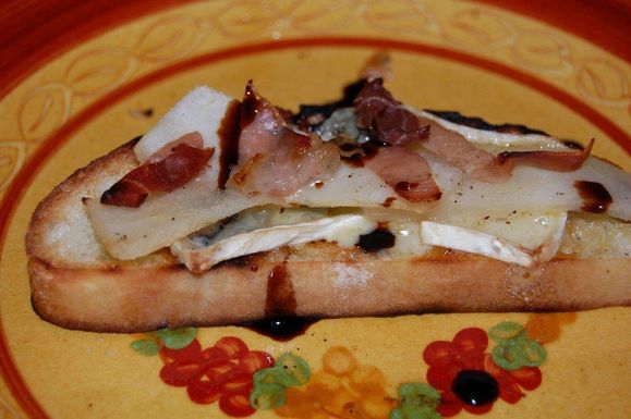 Ciabatta_bruschetta_with_pears