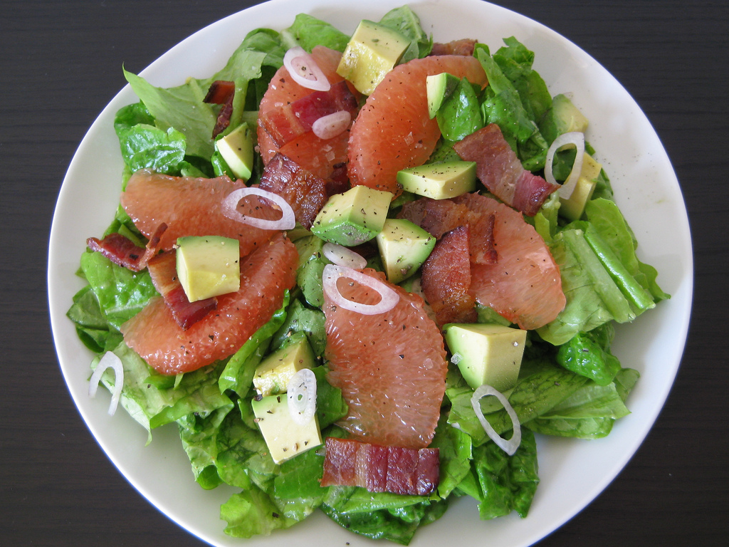 summer salad with grapefruit, avocado and bacon