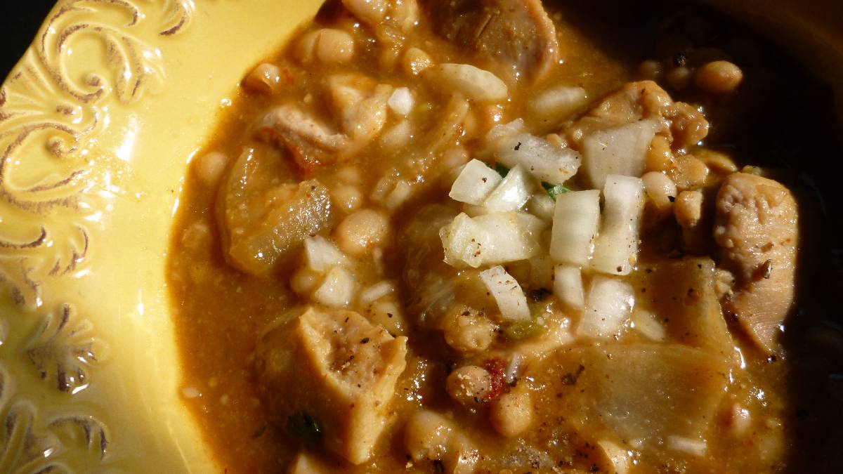 Pollo con Habichuelas Blancas y Salsa Tomatillo