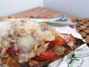 "Tostada de escalivada" with tuna and golden aioli