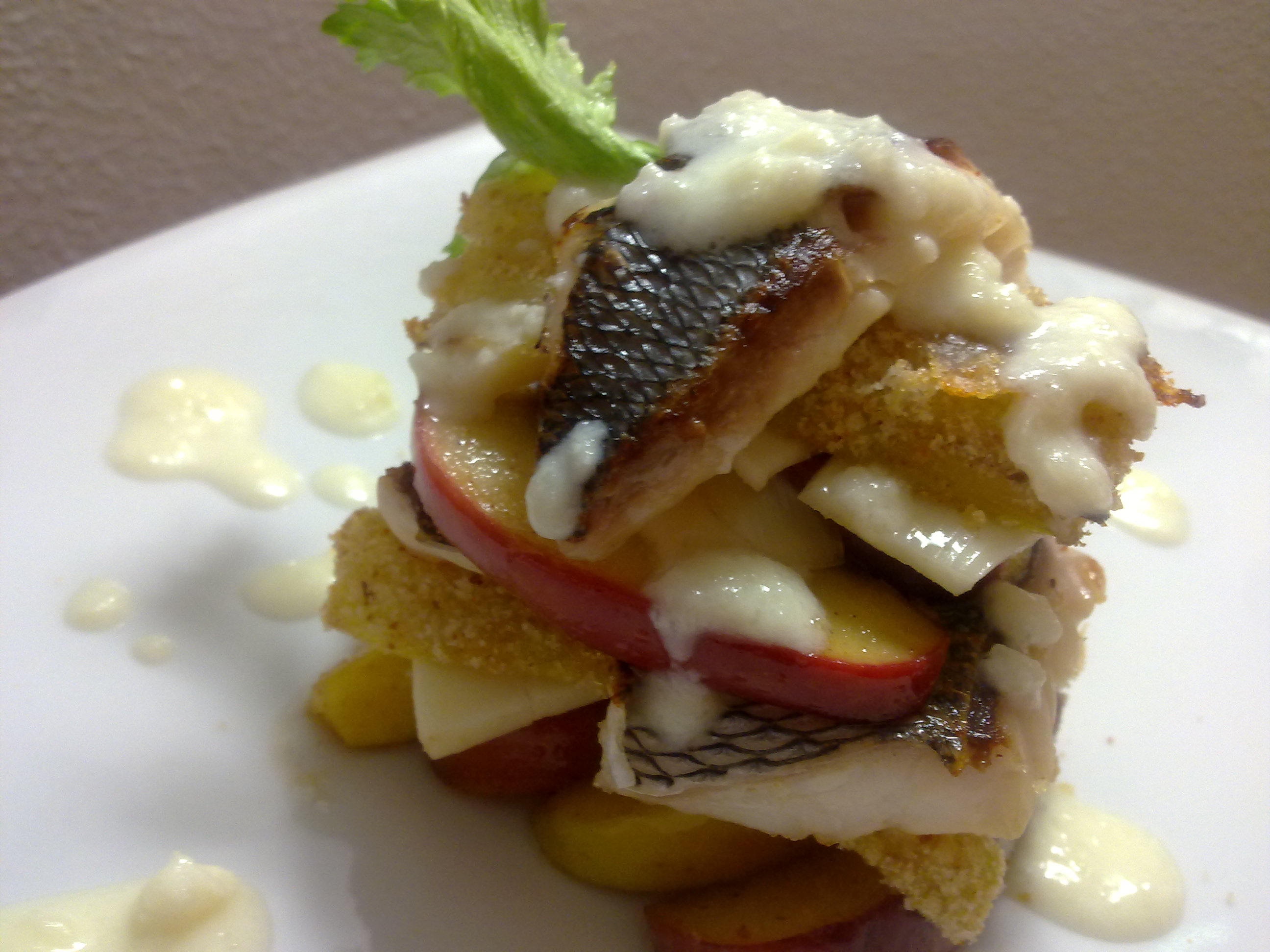 Milfoil of celery, see bass, cheese and glazed canella apples