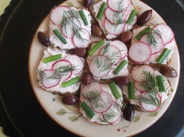 Radish Canapés 