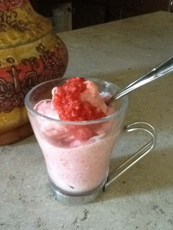 Strawberry frozen yogurt in one minute flat