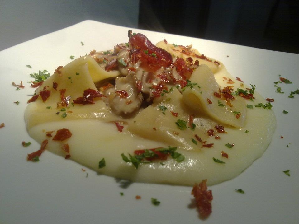 Pasta with crispy ham, potatoes sauce and mushroom