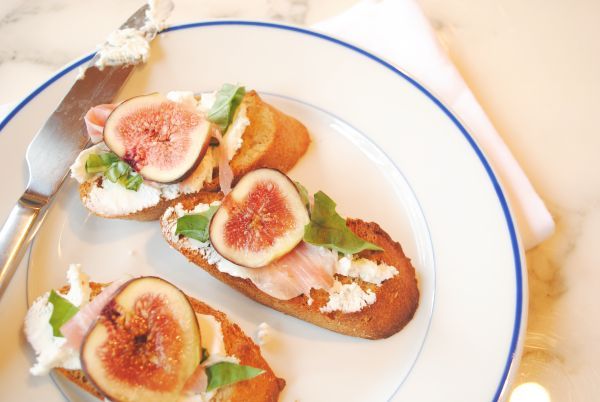 Fig, Goat Cheese, and Prosciutto Crostini