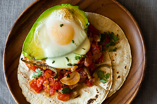 Avocado y huevos caliente  