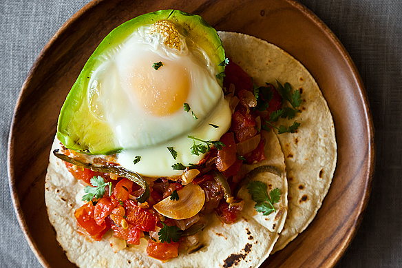 Avocado y huevos caliente  