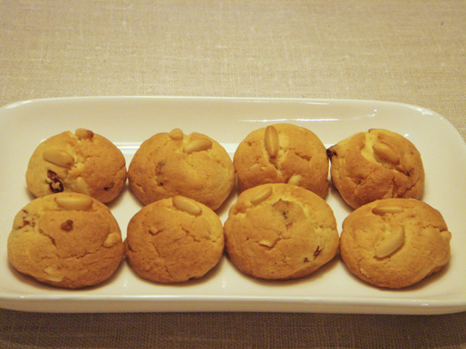 Christmas pinenut and golden raisins cookies