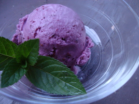 Blackberry-vanilla_cheesecake_ice_cream