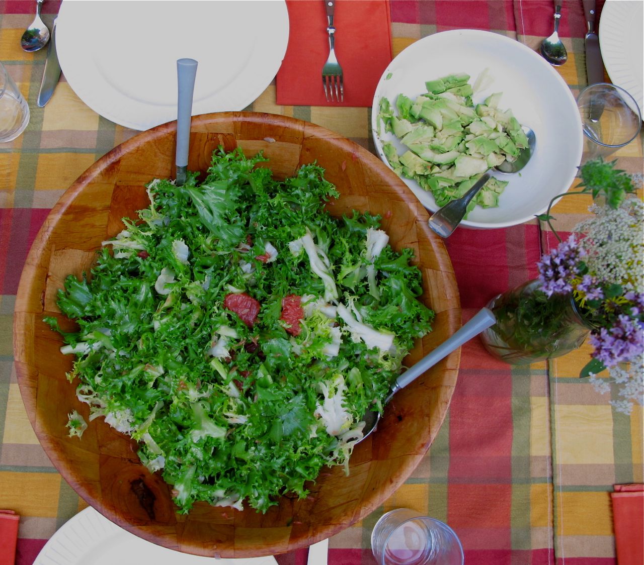 SUMMER HOUSE SALAD: ESCAROLE WITH AVOCADO AND GRAPEFRUIT